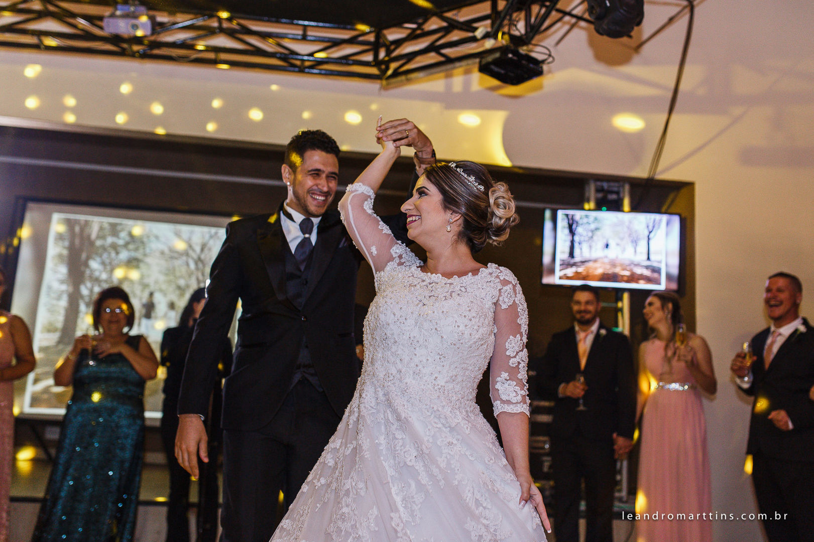 Foto Casamento no espaço MariFestas, Guapiaçu, Ana Carla e Nilton Foto Casamento no espaço MariFestas, Guapiaçu, Ana Carla e Nilton - Imagem 35