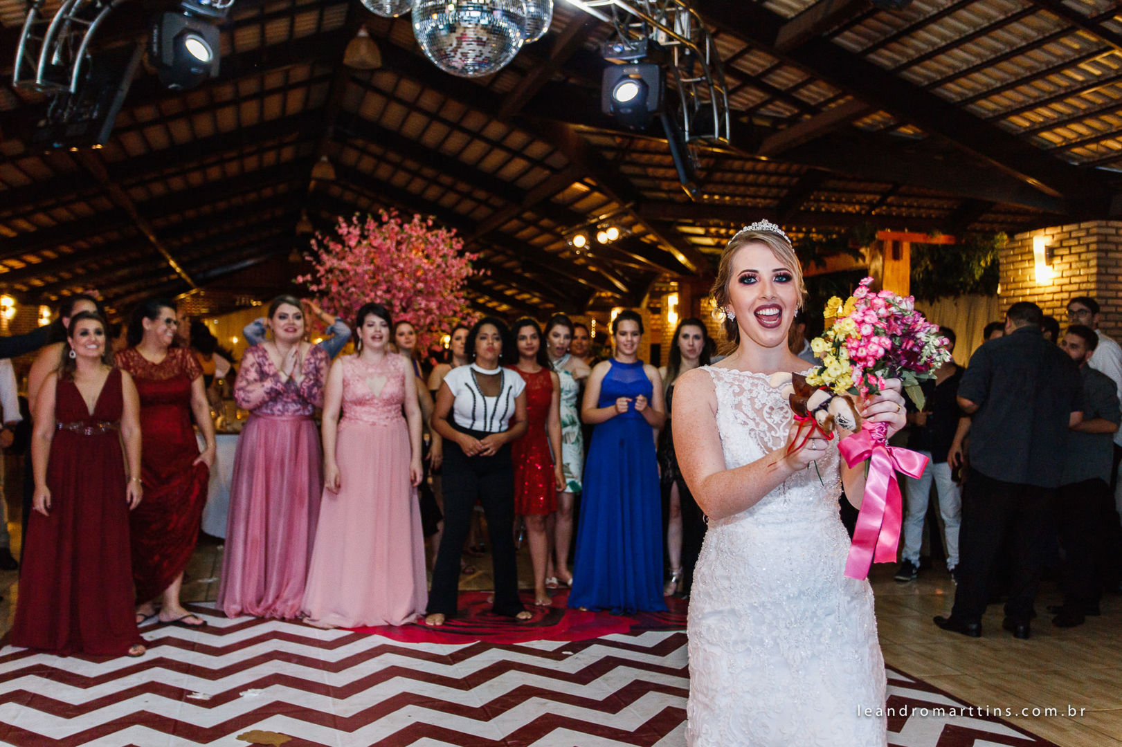 Foto Casamento Ana e Thiago na Paróquia Menino Jesus de Praga Foto Casamento Ana e Thiago na Paróquia Menino Jesus de Praga - Imagem 61