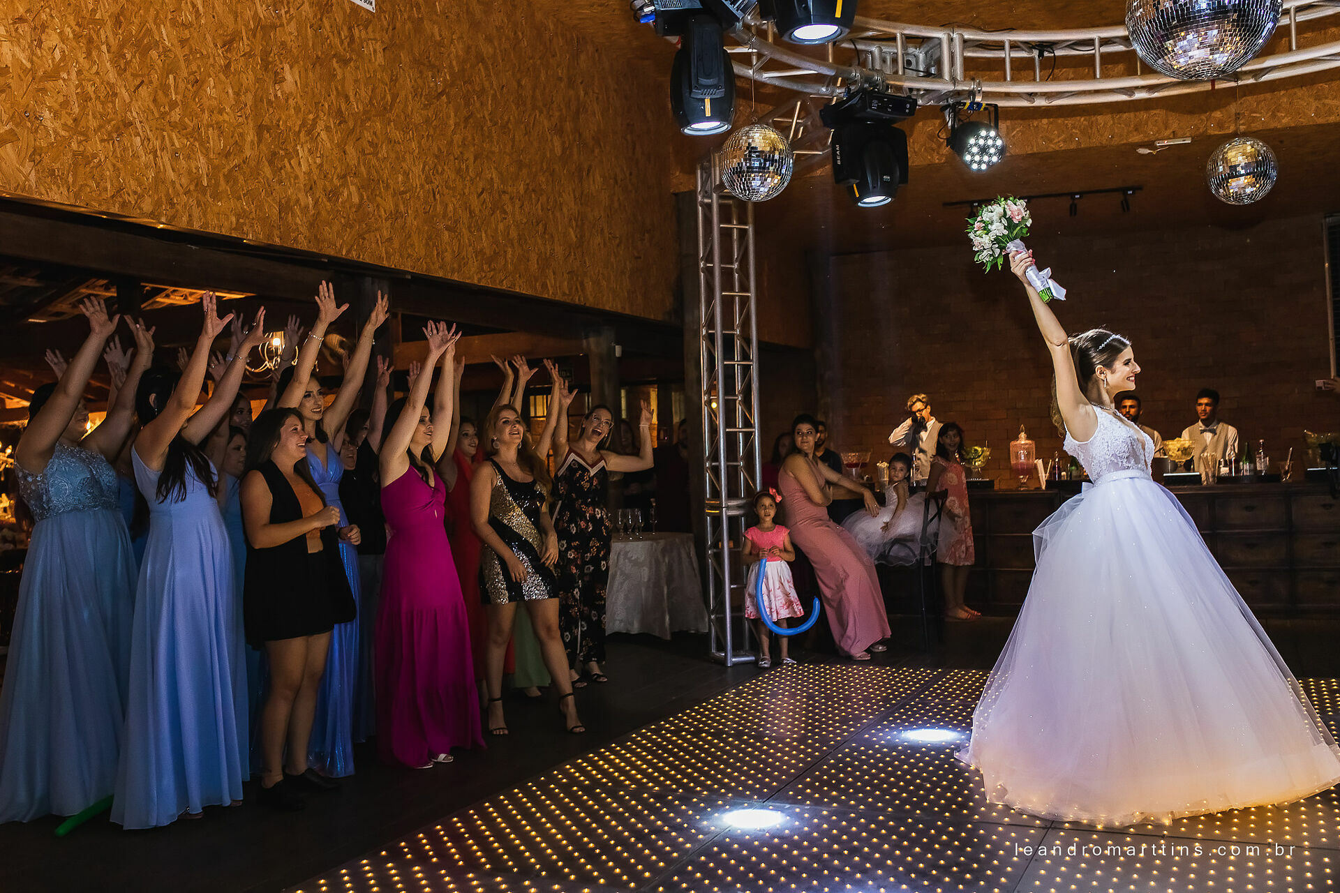 Foto Casamento Marcele e Vitor na igreja Basílica com recepção no espaço Glauber Carvalho Foto Casamento Marcele e Vitor na igreja Basílica com recepção no espaço Glauber Carvalho - Imagem 78