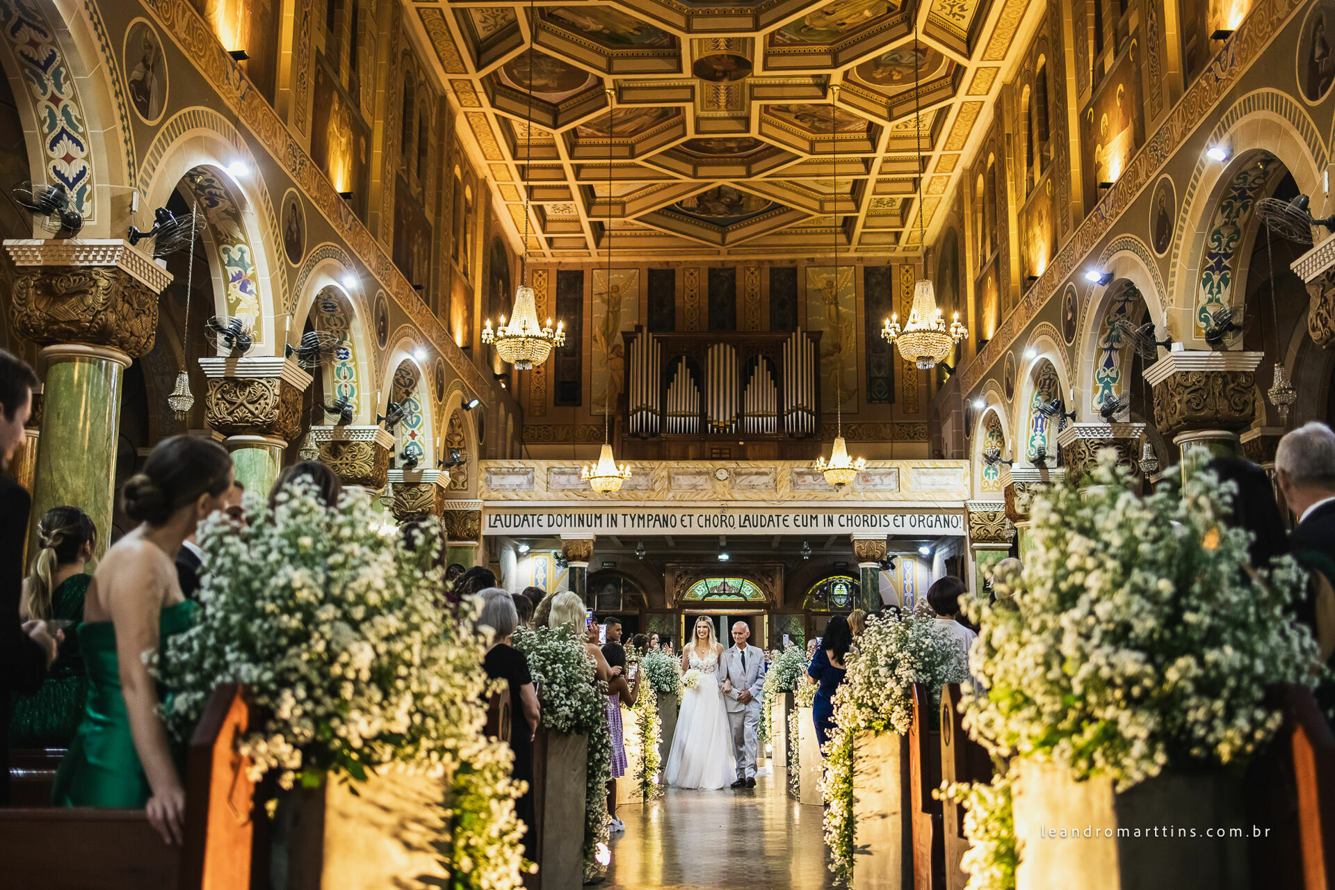 Foto Casamento Célia e Rafael na igreja Basílica - Rio Preto Foto Casamento Célia e Rafael na igreja Basílica - Rio Preto - Imagem 15